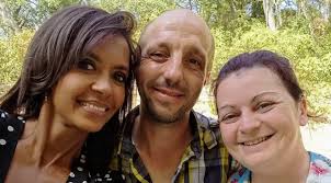 Blague malaisante de karine candidat puceau (mais c'est dit plus joliment) candidat qui vit avec sa maman candidat qui a une putain de baraque omg ça. L Amour Est Dans Le Pre Un Couple Lance Un Appel Pour Sauver Sa Ferme Mce Tv
