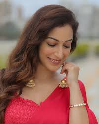 Laal Ishq 🌹 Public demand par ! (sareewale pictures🤭😄) 🎥  @portraitdeewana Hair @rubinadaniel1 📍 @radissongoregaon Jewellery  @binniswardrobe PR @sonyashaikh Wearing @swatantra_ethnicwear