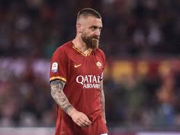 Daniele de rossi, exjugador y actual técnico asistente de la selección de italia, fue hospitalizado en un centro de atención de enfermedades infecciosas al de rossi, que jugó para la selección italiana que se coronó en la copa del mundo 2006 y llegó a ser capitán de la roma, fue uno de cuatro integrantes. Daniele De Rossi Segera Jadi Pelatih Tim Primavera As Roma Liga Olahraga