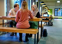Drei obdachlose sitzen am 23. Studienstart An Der Technischen Universitat Berlin