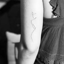 Rendered only in black ink, each minimalist tattoo is created using a single, continuous line. Quibe S One Line Nude Inspired Tattoo On The Back Of