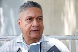 Manolo se pregunta qué hace aquí": defensor del alcalde Duque