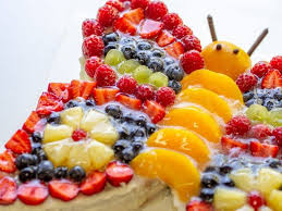 Bunter Schmetterlingstorte Mit Viel Obst Dekoriert Perfekt Fur Kinder Butterfly Cakes Fruit Recipes Food Carving