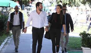 Jun 20, 2021 · francesca verdini, fidanzata di matteo salvini risponde alla lucarelli dopo l'attacco, ingiustificato e fuori luogo, da parte di selvaggia lucarelli a matteo salvini , la sua fidanzata francesca verdini le ha risposto fuori di sé: Matteo Salvini Festa A Sorpresa Per La Compagna Francesca Verdini Karaoke Fuochi D Artificio E Pupo