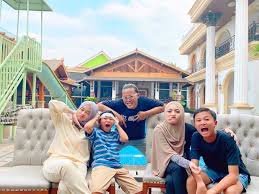 Komedian sule semakin menunjukkan keseriusannya untuk segera meminang nathalie holscher. Keakraban Anak Anak Sule Dengan Nathalie Holscher Nyata