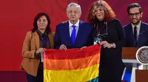 Agregar la bandera del orgullo en las embajadas de estados unidos fue un tema que generó tales medidas podrían alimentar una reacción contra las propias comunidades lgbtq locales, de acuerdo. 15 Celebridades Heterosexuales Portando Banderas Lgbtq En Apoyo Homosensual
