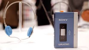 Big sony sound in small and lightweight packages. Rasanter Aufstieg Tiefer Fall Vor 40 Jahren Dudelte Der Erste Walkman N Tv De