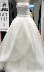 Launched in february 2011, vera wang white is a line created by iconic bridal designer vera wang, exclusively for david's bridal stores. Vera Wang White By Vera Wang Textured Organza Vw351178 Preowned Wedding Dress Save 60 Wedding Dresses Vera Wang Vera Wang Bridal Vera Wang Wedding