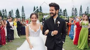 Elegir las canciones para el vídeo de la boda os permitirá personalizar el resultado y disfrutar de un recuerdo 100% a vuestro gusto. Camilo Y Evaluna Viven Incomodo Momento En Su Boda As Colombia