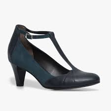 En textile façon suédine noire, il se démarque par un empiècement ajouré sur résille et une bride. 40 Idees De Escarpins Petits Talon Escarpins Petit Talon Petits Talons Escarpins