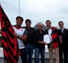 Eduardo da costa paes (brazilian portuguese: Eduardo Paes Entrega Licenca Para O Fla Construir Arena Da Gavea Nd