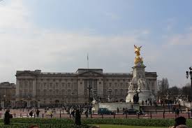 Palac buckingham, zmiana warty i tajemnicze okno ♕ xii.2017 full hd. Buckingham Palace The Victoria Memorial And St James S Park Erasmus Blog London United Kingdom