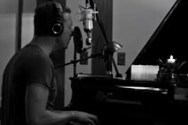 Coldplay is set to perform at super bowl 50 and it just revealed a handful of other united states concerts for the months after it plays the big game in san francisco on feb. Coldplay Chris Martin Ein Flugel Kerzen Und Viel Atmosphare Im Musikvideo Zu Everglow Warner Music Germany