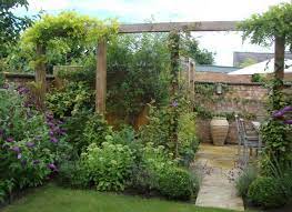 Town Garden Secluded Seating Area Smallgardendesign Garden Seating Area Small Gardens Garden Design