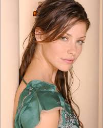 Bringing you back to 2004 ~ Kate from Lost 🏝️@evangelinelillyofficial  #teamsawyer #teamskate #kateausten #halloween #lost #2004 #evangelinelilly  #hawaii #planecrash
