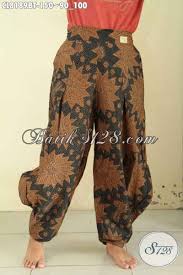 Inilah yang sering disebut kombinasi batik. Model Celana Batik Panjang Cewek Hadir Dengan Desain Gaul Dan Kekinian Di Lengkapi Kantong Samping Kanan Kiri Serta Karet Di Pinggang Belakang Cl8189bt All Size Toko Batik Online 2021