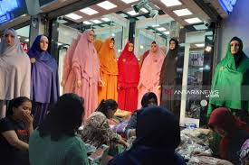 Setiap bentuk tubuh punya trik tersendiri dalam berpakaian. Model Baju Syar I Jadi Tren Idul Fitri Tahun Ini Antara News Mataram Berita Ntb Terkini
