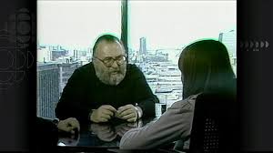 Alors qu'il arrive dans la gare d'une petite ville, il est accueilli par trois pistoleros qu'il élimine sans hésiter. Il Etait Une Fois Dans L Ouest Ou L Apogee Du Western