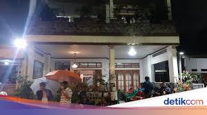 Nampak tenda terpasang di depan rumah kapten afwan. Kediaman Kapten Afwan Pilot Sriwijaya Air Sj182 Di Bogor Ramai Didatangi Warga