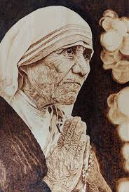 The final result of about 20ish hours of work, from transfer to the last  touches. Natural wood, 39 cm (15.35") diameter. Pyrography, a touch of  stain