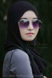 Kumpulan gambar cewek cantik berjilbab islami foto wanita cantik berhijab. Foto Cewek Cantik Berjilbab Pakai Kacamata Terbaru Wanita Berkaca Mata Hitam 1067x1600 Download Hd Wallpaper Wallpapertip