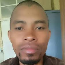 Kopi kolé Francis turbo 😂😂 Ahoana ny fahitanareo azy? Fantaro ary fa izy  no Kopi Kolé ny mpanakanto sady mpanao hatsikana Francis Turbo ao Manakara.  Misy olona tena mitovy nefa tsy mpihavana