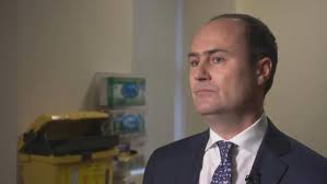 Vaccination obligatoire : des centaines d'employés d'hôpitaux suspendus ou  renvoyés