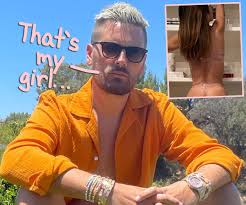 See the super luxurious diamond necklace scott disick gifted amelia hamlin for her 20th birthday. Scott Disick Shares Shocking Snap Of 19 Year Old Gf Amelia Hamlin S Bare Bottom Creepy Or Sexy Perez Hilton