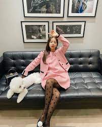 有點性感有點性格，Jennie 跟幾位時髦韓國女星，今年冬天都愛上「黑絲襪」了- The Femin