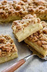 Dieses rezept streuselkuchen grundrezept ergibt einen klassischen streuselkuchen mit frischer hefe, ohne füllung oder obst, nur mit butterstreusel bedeckt. Apfelkuchen Vom Blech Mit Pudding Und Streusel Home And Herbs