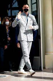 Ac milan striker zlatan ibrahimovic revealed on friday how he had to hitch a motorbike ride to avoid missing italy's legendary sanremo music festival where he was performing a duet with bologna. Tq50gw1ddi9d4m