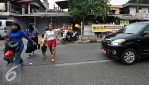 Menyeberang jalan di sembarang tempat merupakan hal yang keliru dan berrisiko tinggi. Disindir Spanduk Warga Tetap Nyeberang Sembarangan Foto Liputan6 Com