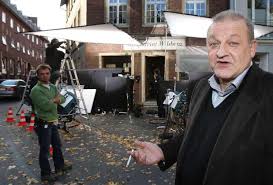 He used to be a lawyer but lost his license. Dreharbeiten In Corona Zeiten Wilsberg Nur Auf Stippvisite In Munster Munster Munstersche Zeitung