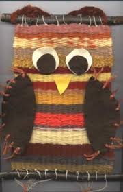 Die wolle wird auf das schiffchen gewickelt und durch die auf dem webrahmen gespannten fäden hindurch gezogen. Zwei Ca 25cm Lange Astchen Arbeitsanleitung 1 Den Webrahmen Straff Mit Kettfaden Baumwollgarn Bespannen Weben Fur Kinder Kunstprojekt Fur Kinder Basteln