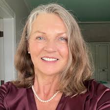 Lorraine Combs's Instagram, Twitter & Facebook