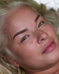 Correcting old greenish eyebrow tattoos with powder brows is a popular  solution to refresh the look. Powder brows create a soft, shaded, and  pixelated effect, which can effectively neutralize old, discolored pigments.