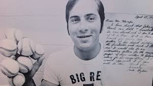 Johnny Bench issues challenge related to seven baseballs held in hand