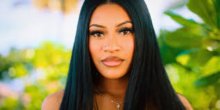 Get Clarke the F off my screen. She's a B… why'd she sigh when Taylor  brought O food.