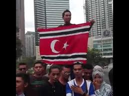 Bendera malaysia (yang berdasarkan bendera malaya) adalah hasil rekaan mohamed hamzah, seorang arkitek yang berkhidmat di bawah jabatan kerja raya negeri johor. Pengibaran Bendera Aceh Bintang Bulan Di Klcc Malaysia Pada 10 Dzulhijjah 1437 Hijriah Youtube
