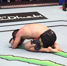 Jul 27, 2021 · former ufc champions khabib nurmagomedov and daniel cormier are both retired professional athletes, but that hasn't stopped them from being great friends away from the sport they used to. Khabib Nurmagomedov Ufc Star Weint Nach Sieg Und Beendet Karriere Welt