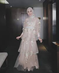 Jangan sembarangan memilih baju bridesmaid, terutama untuk kamu pemakai hijab. 20 Inspirasi Baju Bridesmaid Muslimah Yang Modis Dan Elegan Updated 2021 Bukareview