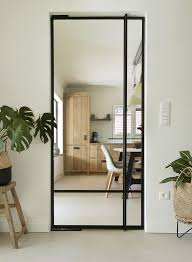 A La Fois Securisante Et Esthetique La Porte En Verre Sur Mesure Saura Apporter Plus De Luminosite A Votre Portes Vitrees Interieures Porte Vitree Porte Acier