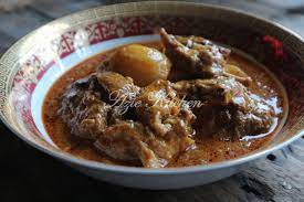 Biasanya kari kambing dimakan bersama roti jala atau nasi. Kari Kambing Azie Kitchen