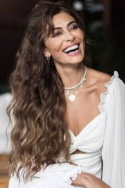 Separamos lindos looks que a atriz juliana paes adora usar para você se inspirar na hora de se vestir. 24 Ideas De Juliana Paes En 2021 Rizos Largos Peinados Faciles Cabello Recogido Famosos