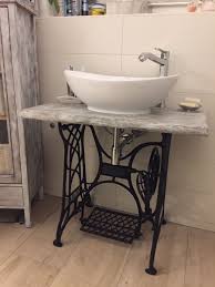 Selbstgebauter Waschtisch Aus Einem Alten Nahmaschinengestell Unique Bathroom Vanity Rustic Bathroom Cabinet Bathroom Decor