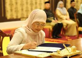 Datuk tengku maimun tuan mat is the 16th chief justice of malaysia, after the retirement of our former chief justice, tan sri richard malanjum. Tengku Maimun Wanita Pertama Jadi Ketua Hakim Negara Dianugerah Gelaran Tun Nona