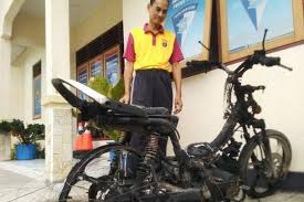 Berjumpa kembali dengan kami beemotor yang selalu menyediakan informai terbaru tentang info otomotif. Honda Karisma Menghitam Meleleh Sisa Rangka Di Underpass Yia Gridoto Com