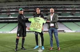 Mediante sus stories de instagram, alexa mostró el jersey de santos, firmado por carlos acevedo, asegurando que es un como un abrazo. Santos Laguna S Carlos Acevedo A Club Icon Means The Club S Way Babagol