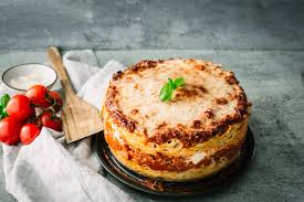 Mischen sie den frischkäse mit joghurt, zucker, vanillinzucker, zitronensaft und wasser. Spaghetti Torte Mit Hackfleisch Das Perfekte Familienessen A Matter Of Taste
