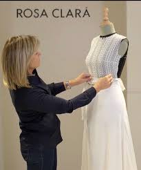 Santa fe long sleeve lace mermaid gown modern wedding dress size 12 (l). Sandy On Twitter Mery Perello S Dress Details Designed By Rosa Clara Bodice Is Hand Embroidered French Lace Microcrystals With Art Deco Inspiration And The Flared Skirt Is Silk Crepe The Veil